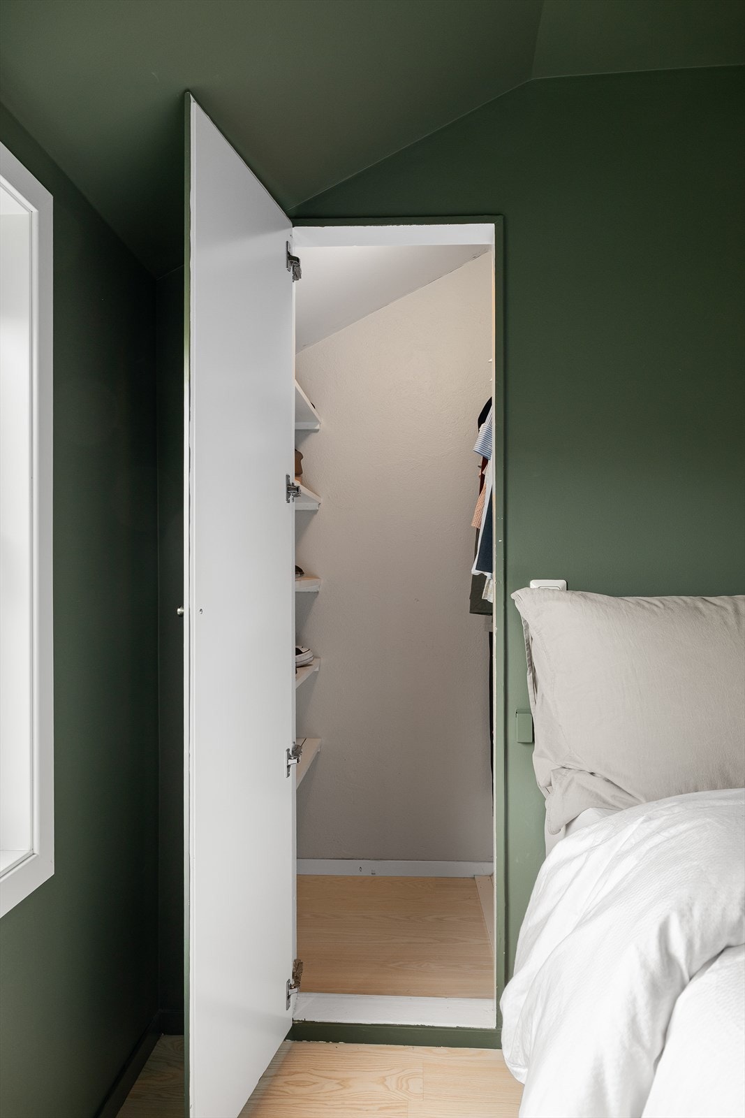 Walk-in closet. Galleribilde