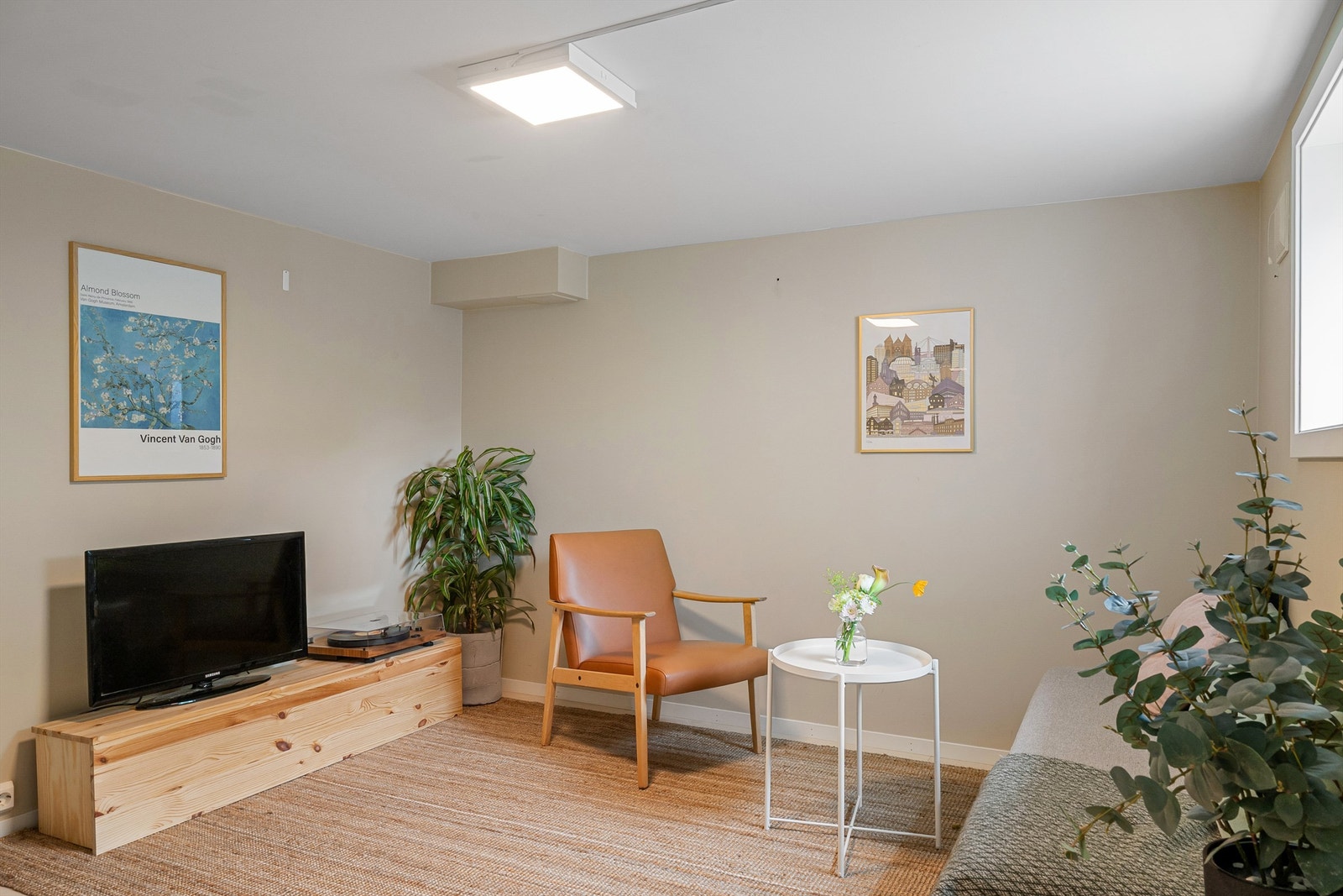 Rom som i dag er brukt som kjellerstue (ikke godkjent som rom til varig opphold hos kommunen). Galleribilde