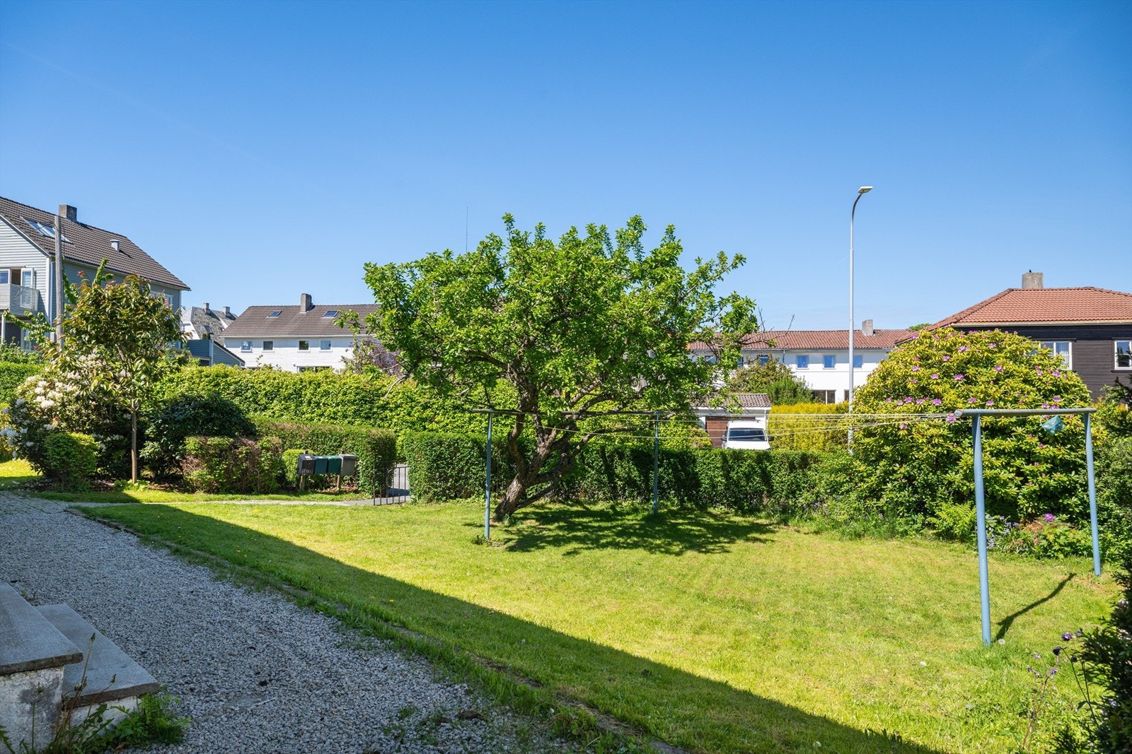 Boligen har tilgang til to felles hager på fremside og bakside av boligen. Klesstativet er opparbeidet noe utover eiendommens grenser inn til Buegata 12. Galleribilde