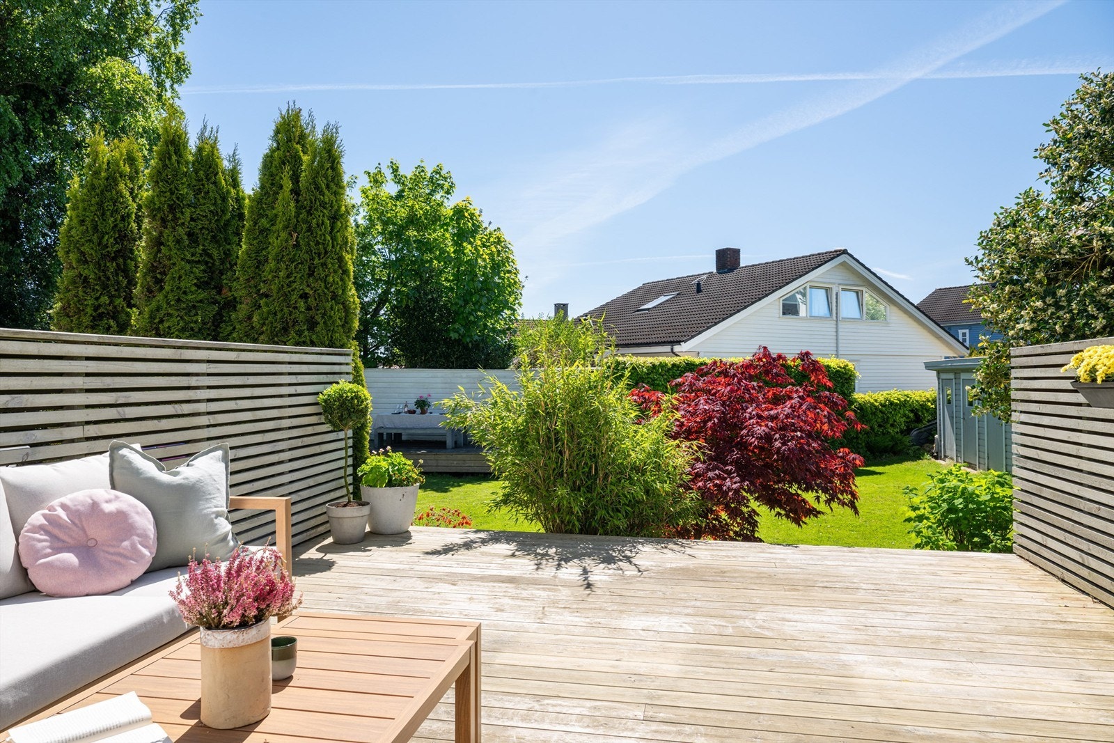 Romslig sørvendt terrasse med gode solforhold samt plass til utemøbler og grill. Galleribilde