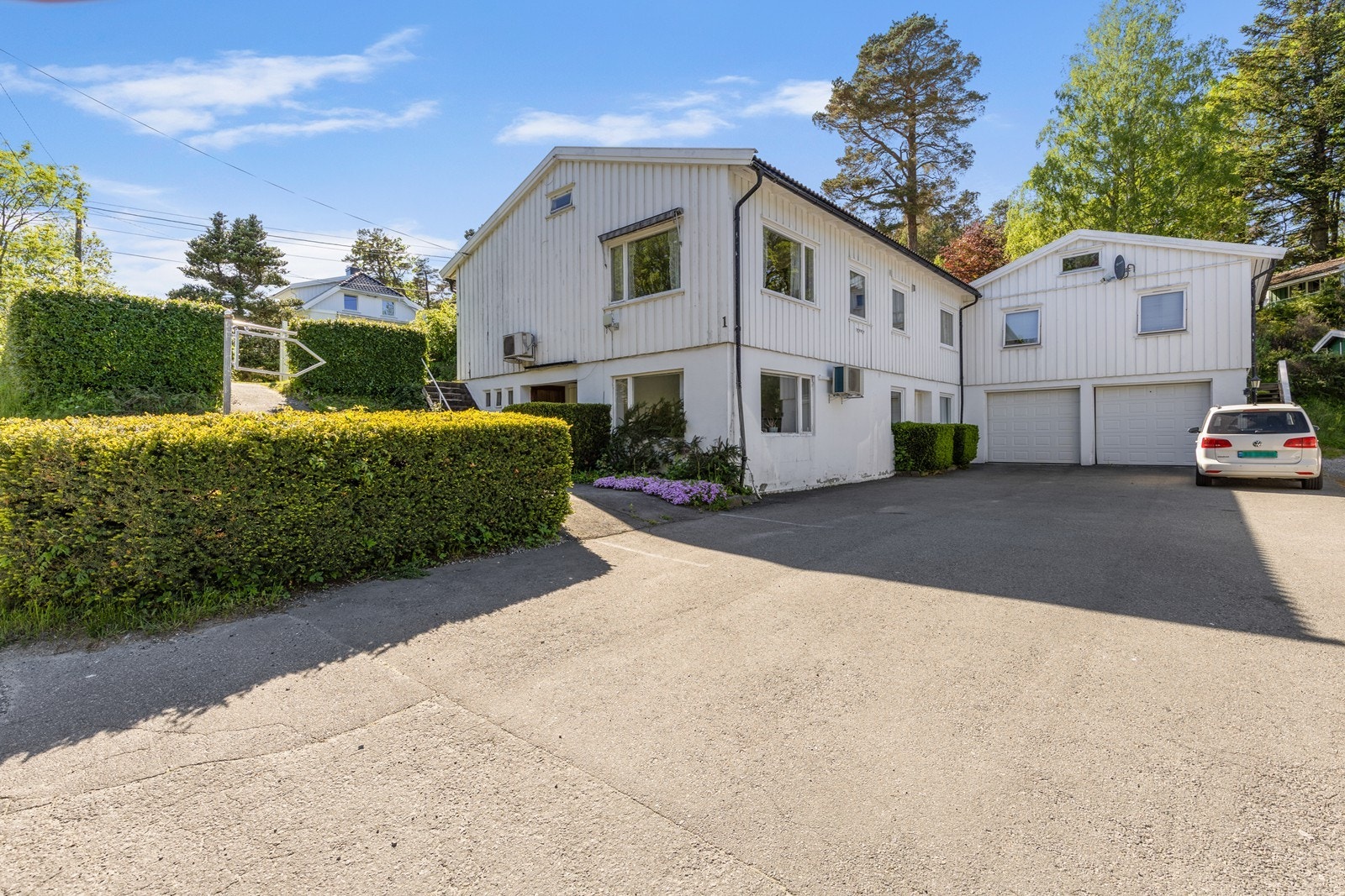 Eiendommen har rikelig med parkeringsmuligheter i både garasje og på gårdsplassen Galleribilde