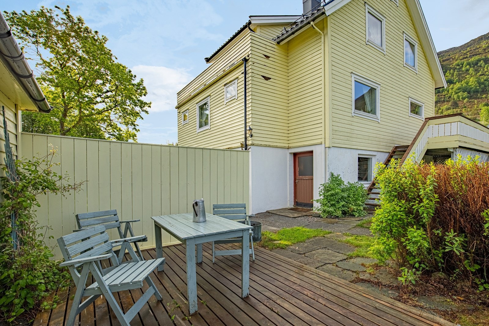 Lun og koselig terrasse - her kan man samle familie og venner til grillfest Galleribilde