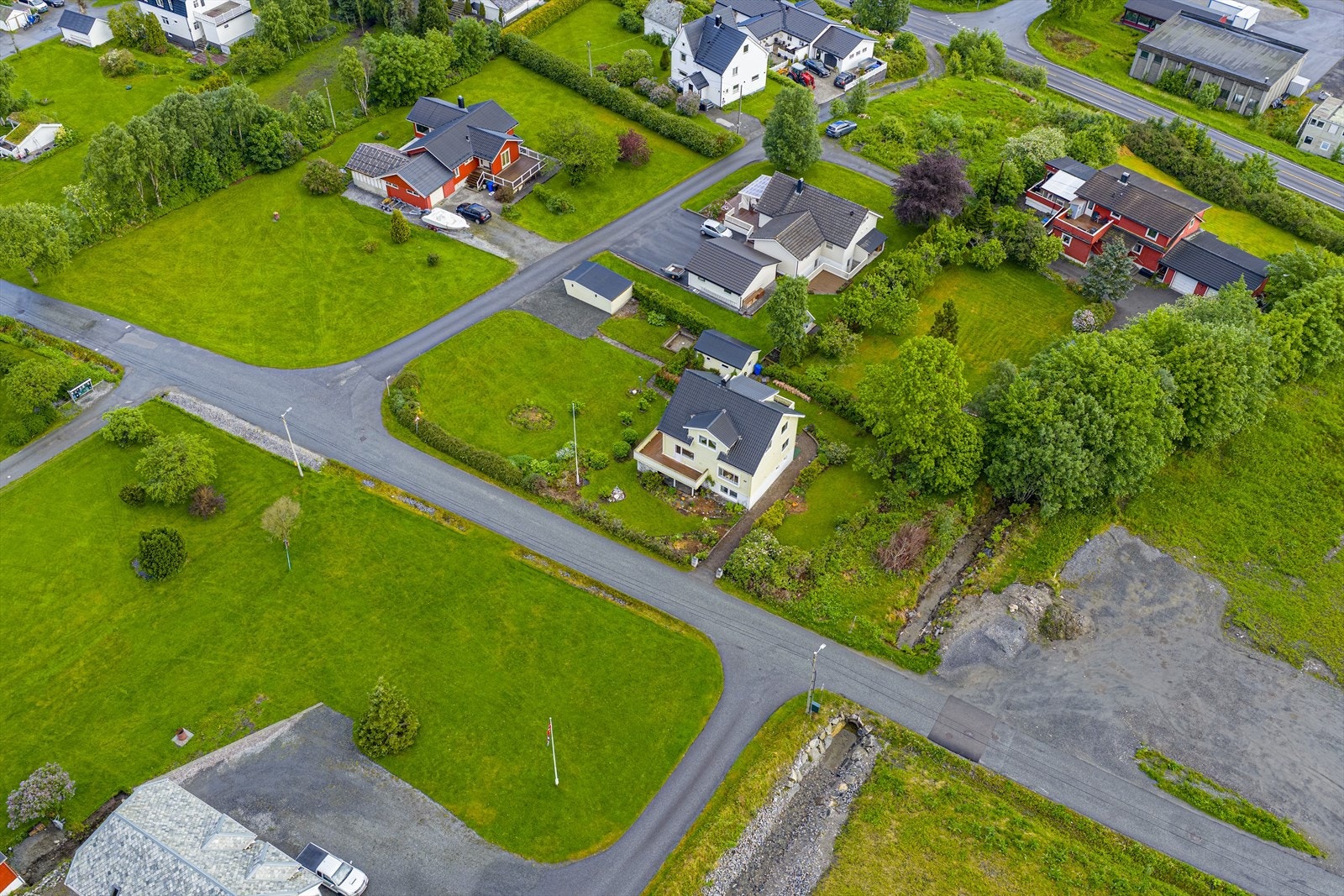 Tomtestørrelsen på hele 1 347,5 m² - her har du god plass til å realisere drømmen om å dyrke frukt, bær, grønnsaker mm. Galleribilde