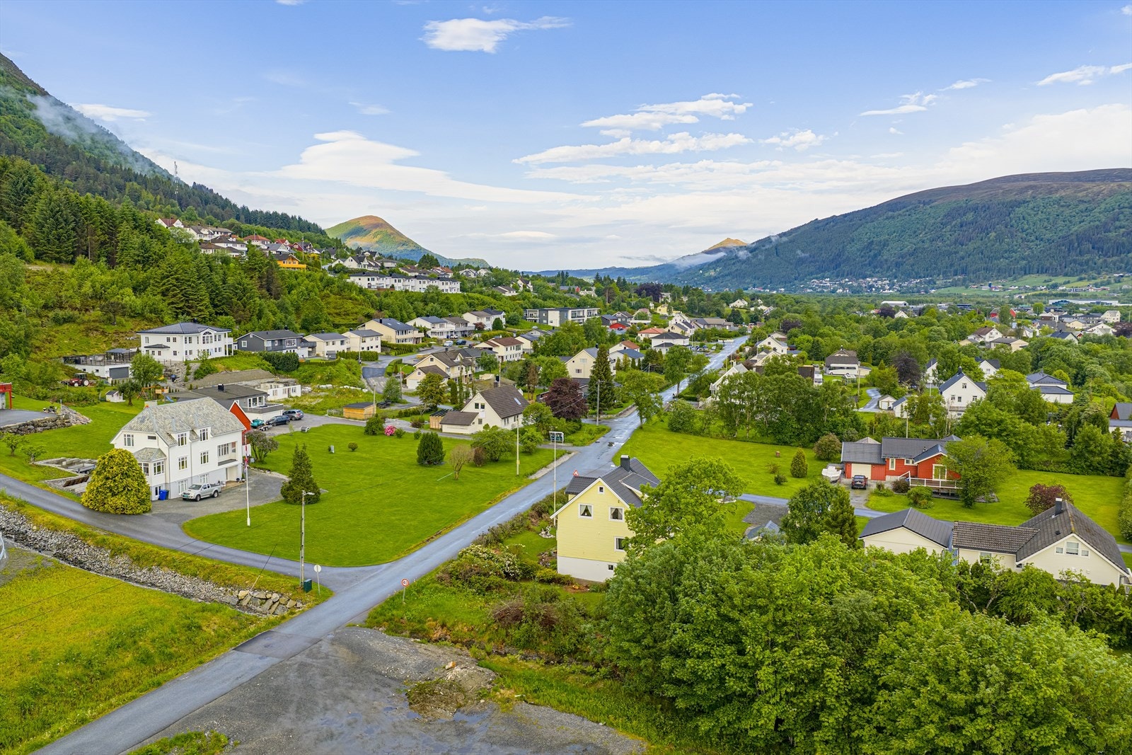 Eiendommen passer for deg som ønsker et hjem med muligheter for å sette ditt eget preg på både hus og uteområde. Er dette ditt nye hjem? Galleribilde