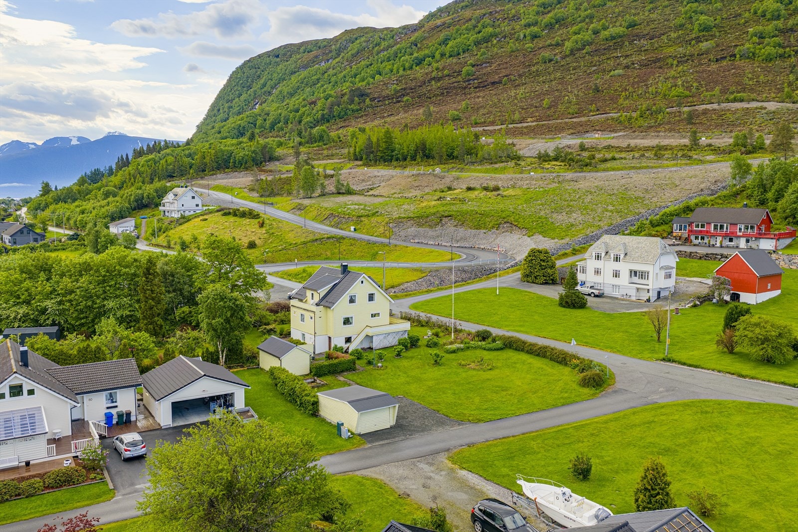 Grønne omgivelser som gir eiendommen et innbydende og harmonisk uttrykk Galleribilde