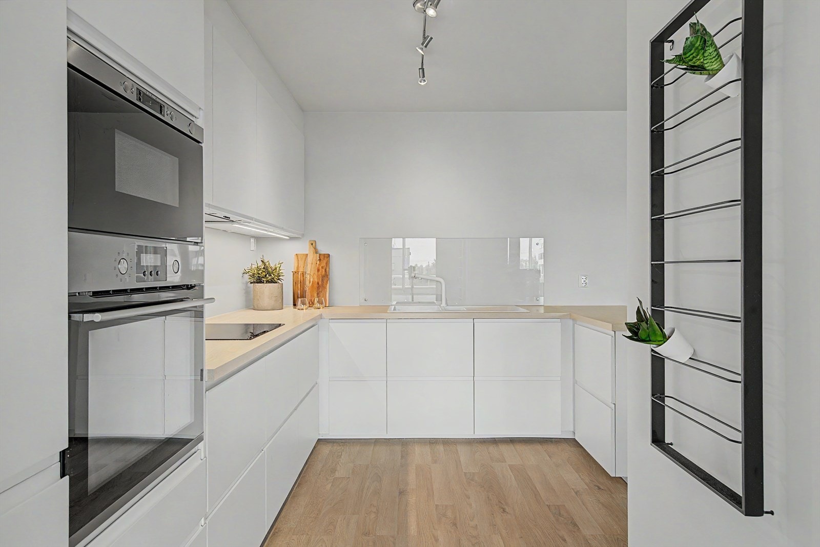 Delikat kjøkken med gode oppbevaringsmuligheter i skuffer og skap. Kjøkken nytt i 2017 levert av Ikea. Galleribilde