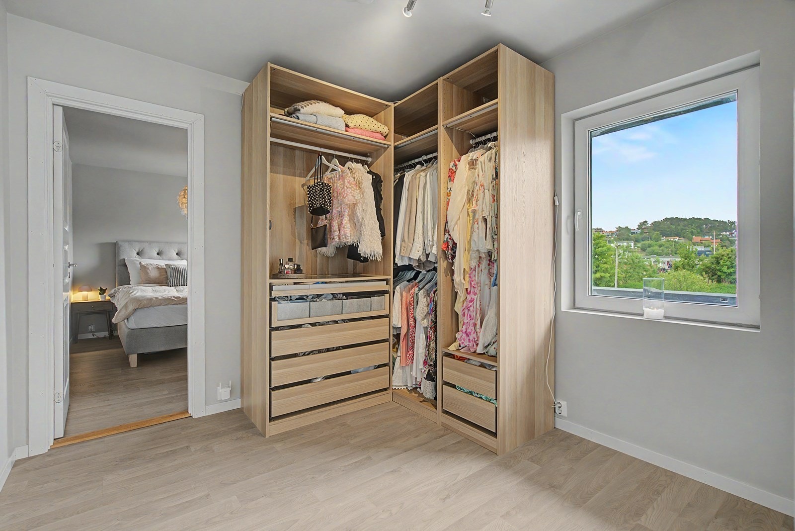 Walk-in garderobe rom, i henhold til byggetegninger er rommet beskrevet som arbeidsrom Galleribilde
