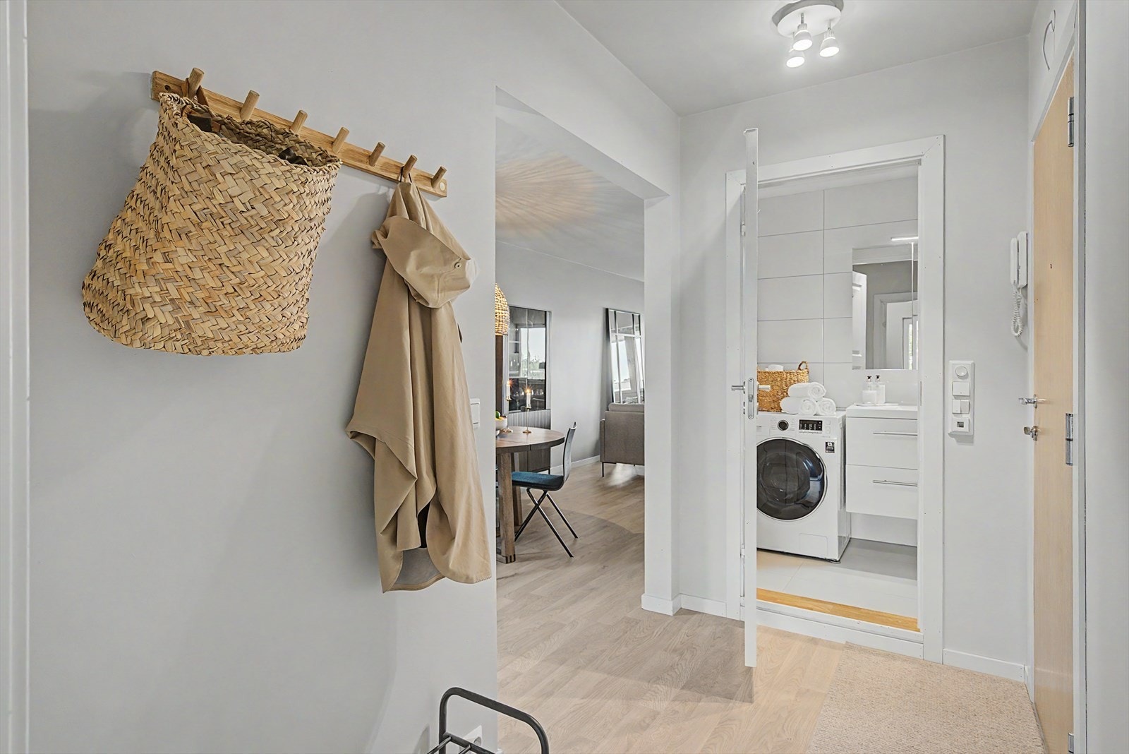 Her ønskes man velkommen inn i entréen. Med god plass til å henge fra seg jakker og parkere sko Galleribilde