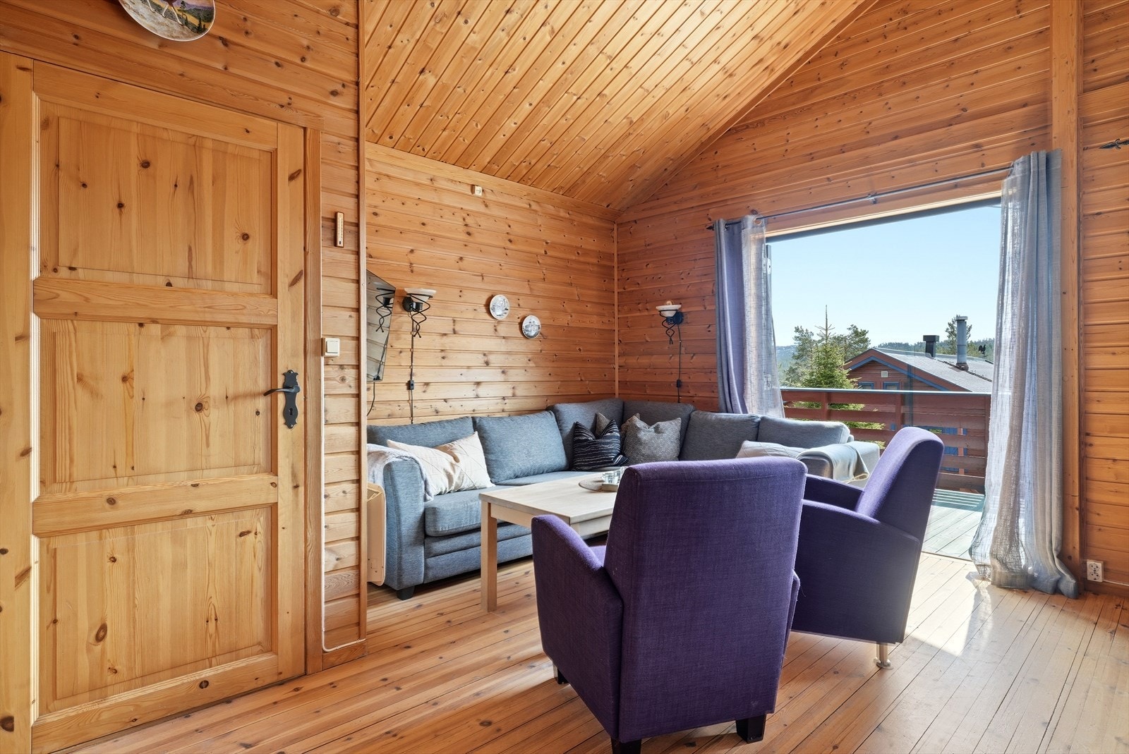 Terrassedør i tre med isolerglass åpner opp mot uteområdet. Galleribilde