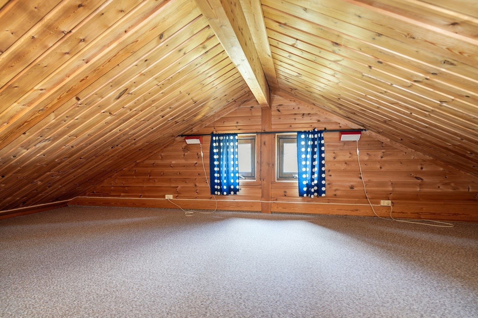Hemsen er innredet med teppe på gulvet. Hyttas 200-liters varmtvannsbereder er plassert her. Galleribilde