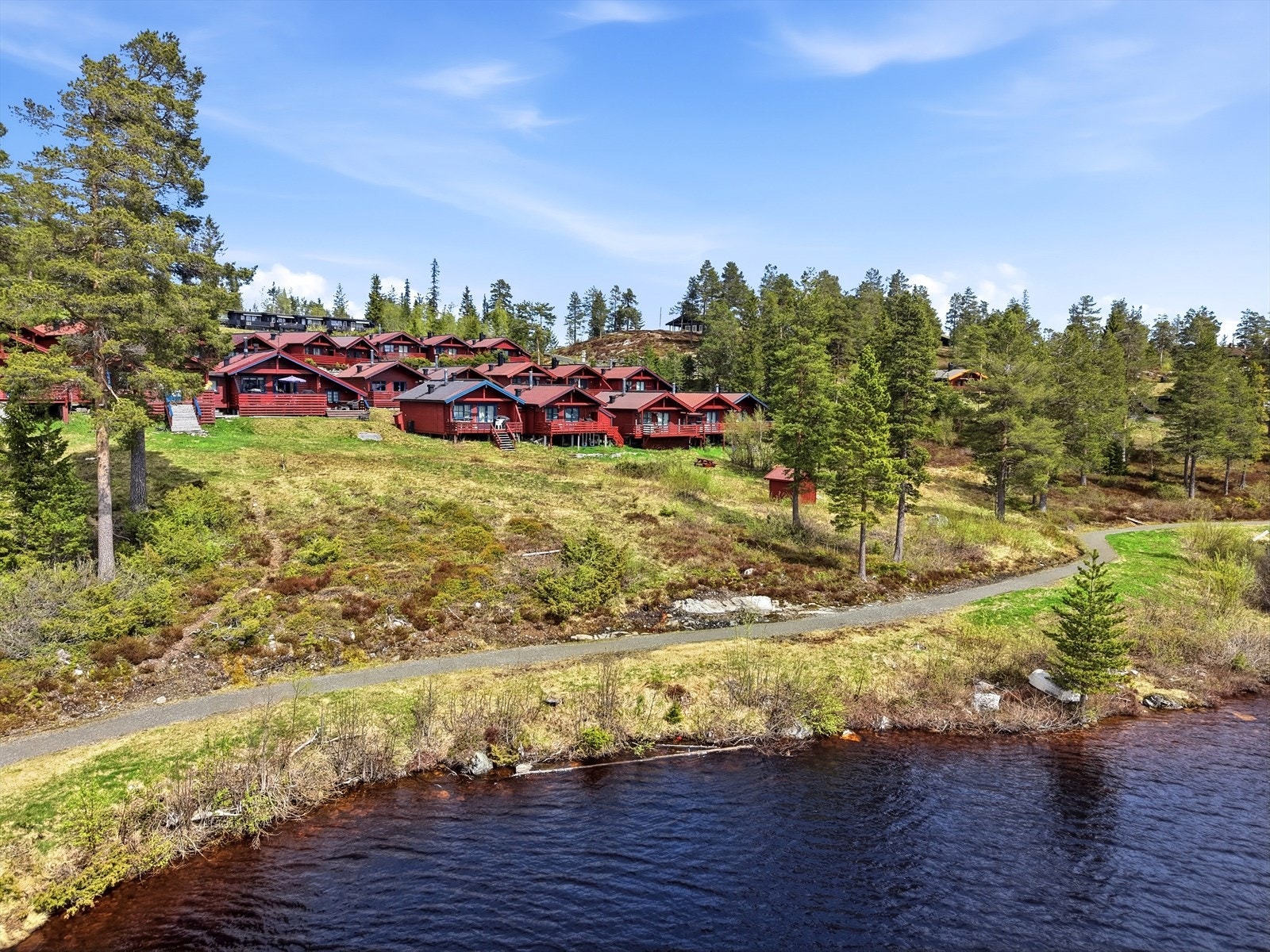 Her har du umiddelbar nærhet til flotte tur- og friluftsområder, sommer som vinter. Galleribilde