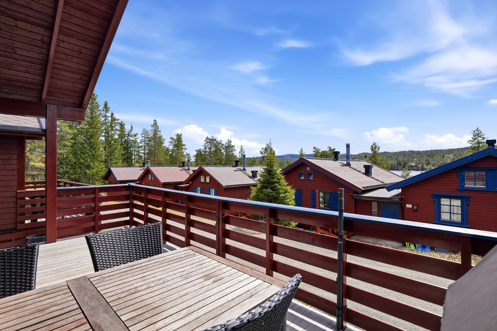 Romslig terrasse med god plass til utemøbler og grill. Galleribilde