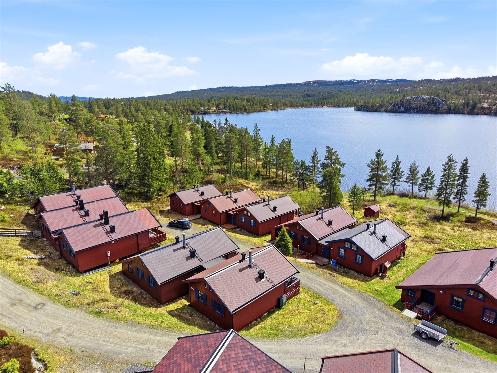 Hyttefeltet ligger naturskjønt til ved Sandvann. Galleribilde