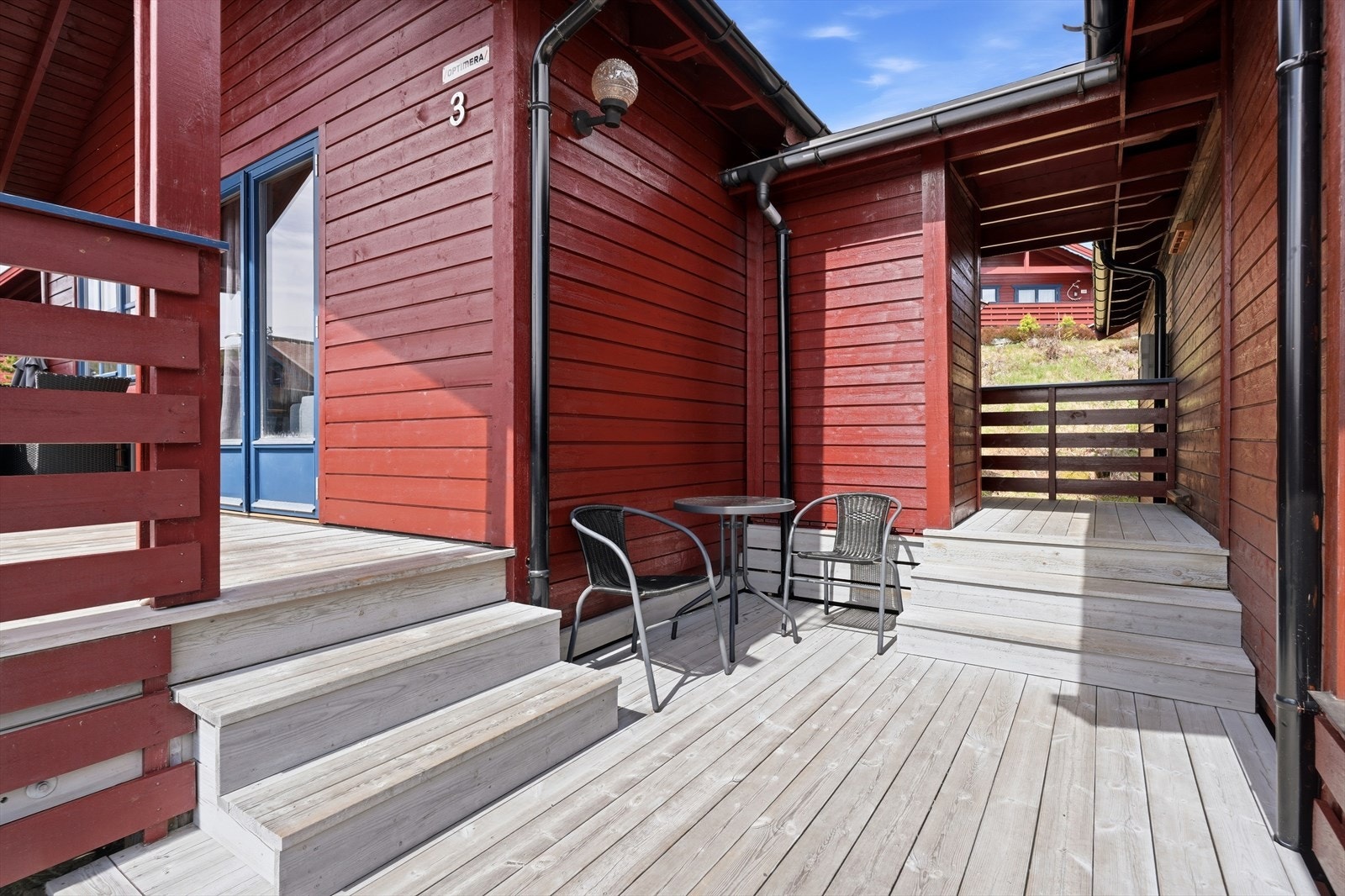 Overbygget inngangsparti med tilknytning til en utvendig bod. Galleribilde