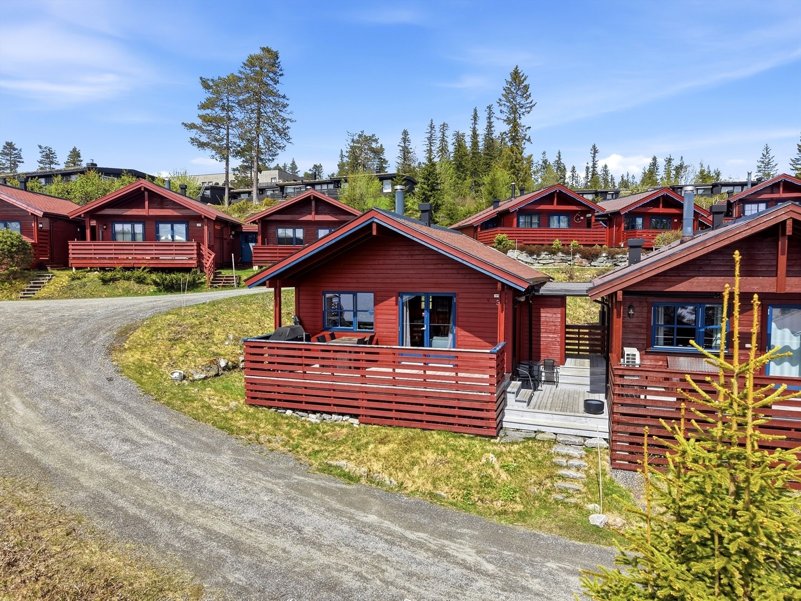 Praktisk og arealeffektiv hytte fra 1986, beliggende i et etablert og populært hytteområde på Fagerfjell. Galleribilde