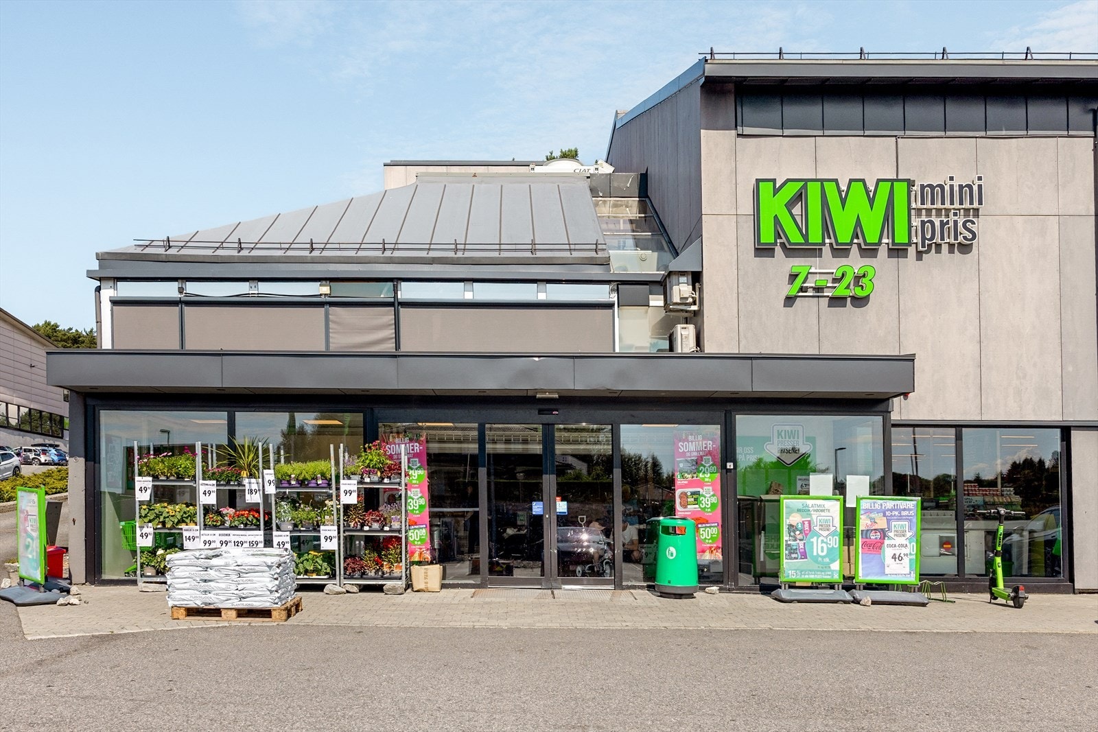 Til Rema 1000 og Kiwi tar turen i underkant av 10 minutter til fots. Her er også padel- og squashsenter. Galleribilde