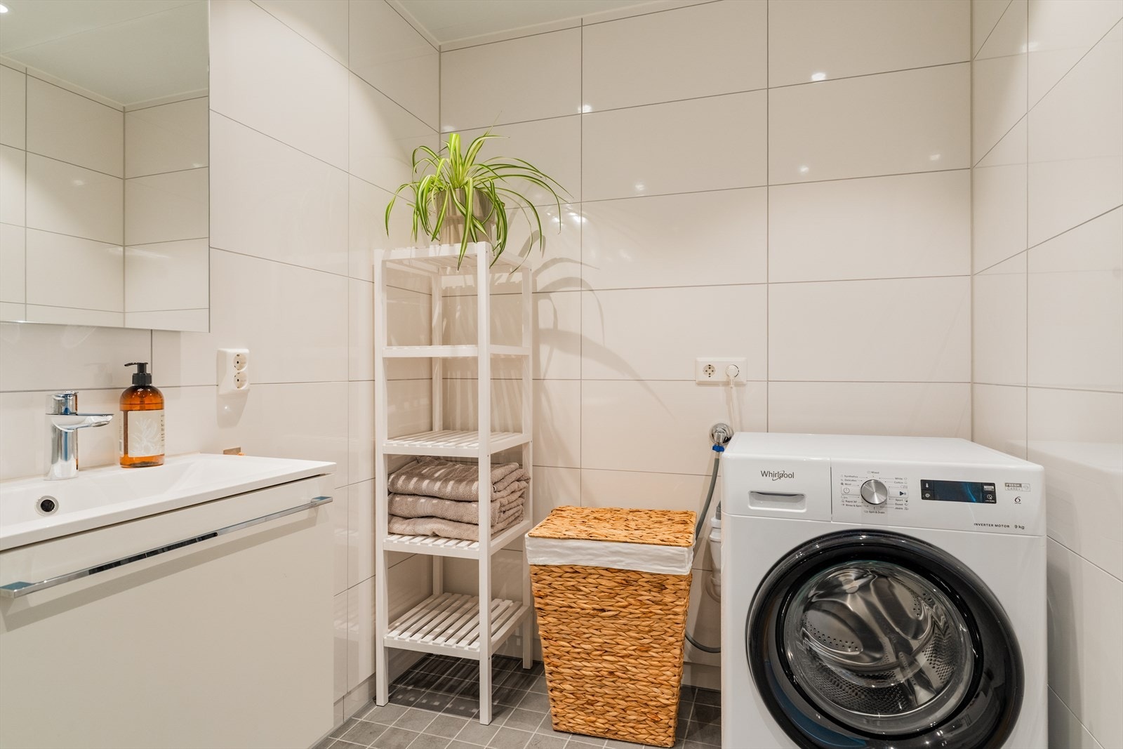 Badet er romslig, helfliset og har varme i gulv Galleribilde