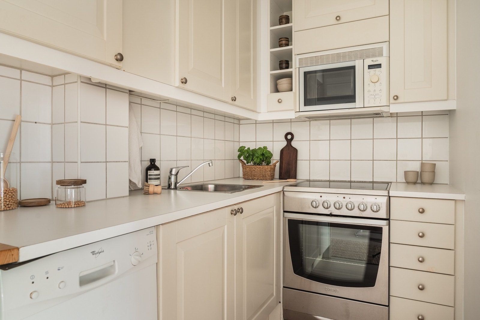 Det er plass til frittstående komfyr, mikrobølgeovn og oppvaskmaskin. Over kokesonen er det kjøkkenvifte tilkoblet kanal for utlufting Galleribilde