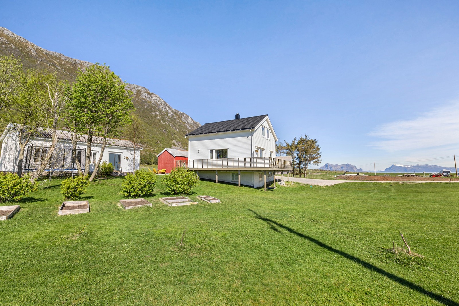 Eiendommen består av eneboligen, en eldre tilleggsbolig (Gammelstua) og garasje/uthus. Galleribilde