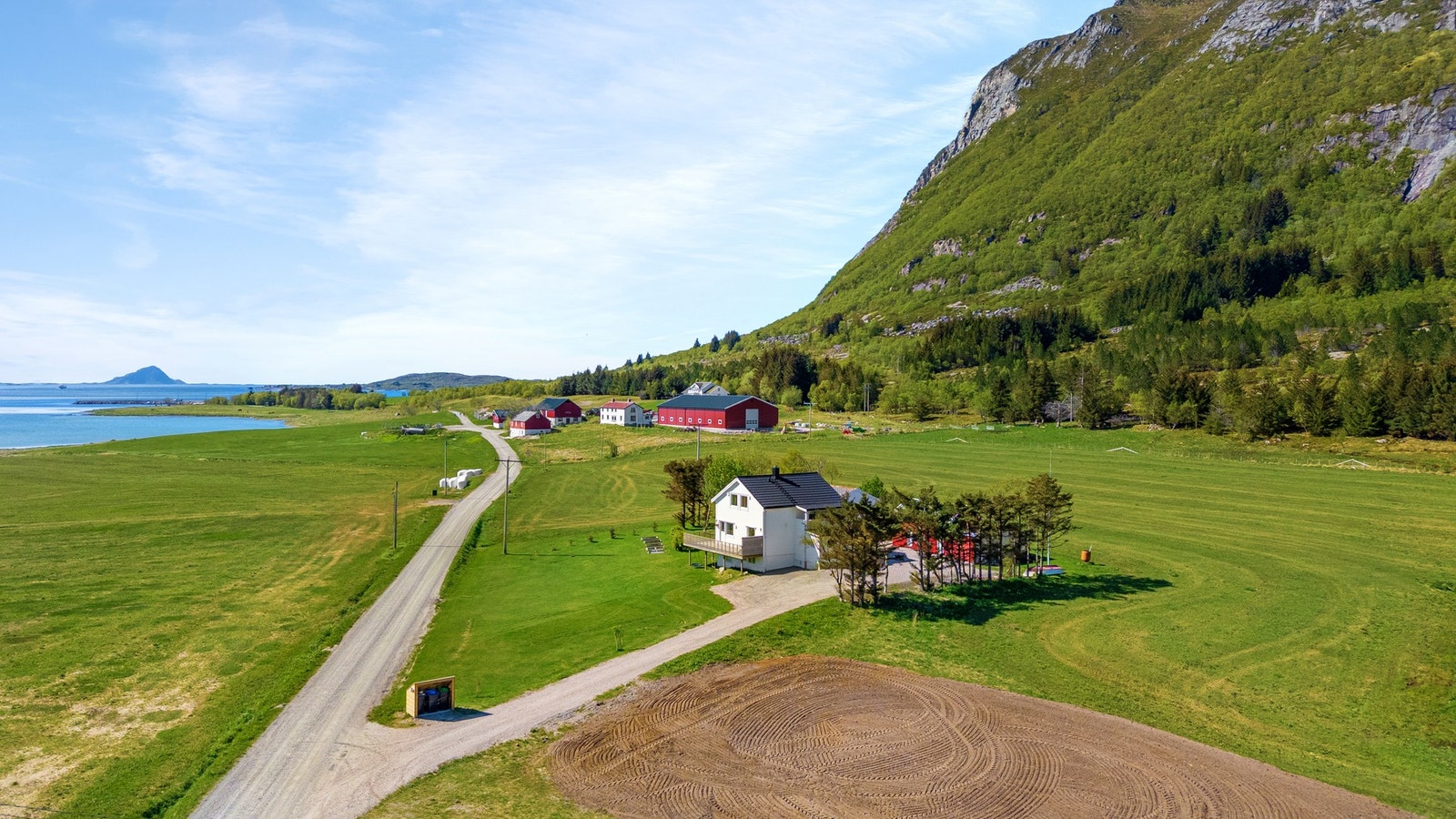 Gruset stikkvei/innkjørsel til eiendommen med gode parkeringsmuligheter på egen tomt Galleribilde