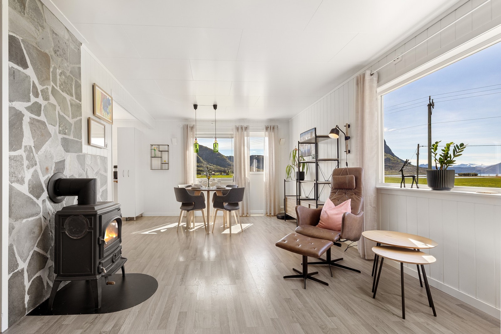 Stuen har en åpen løsning mot kjøkkenet, med god plass til både spisebord og sofagruppe. Galleribilde
