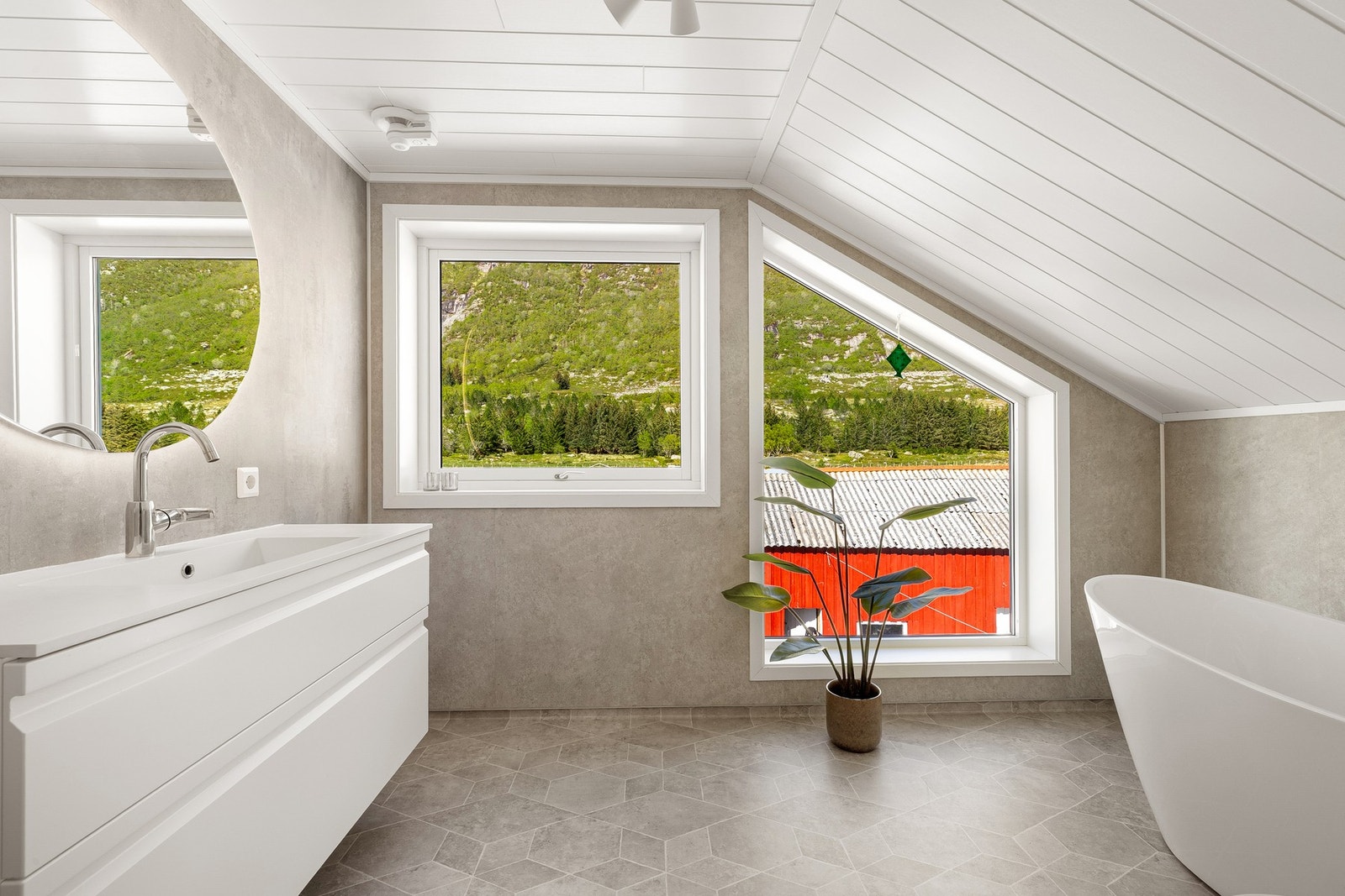Badet på loftet ble oppusset ca. 2020, med belegg på gulv, våtromsplater på vegg - og elektriske varmekabler. Galleribilde