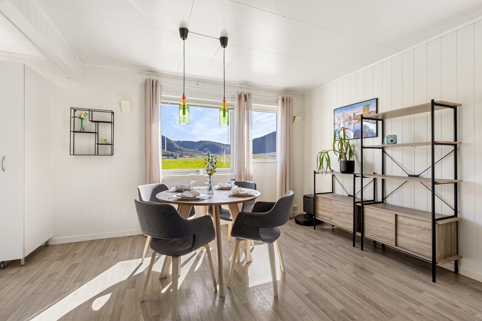Spiseplassen er rammet inn av store vinduer - som slipper inn rikelig naturlig lys Galleribilde