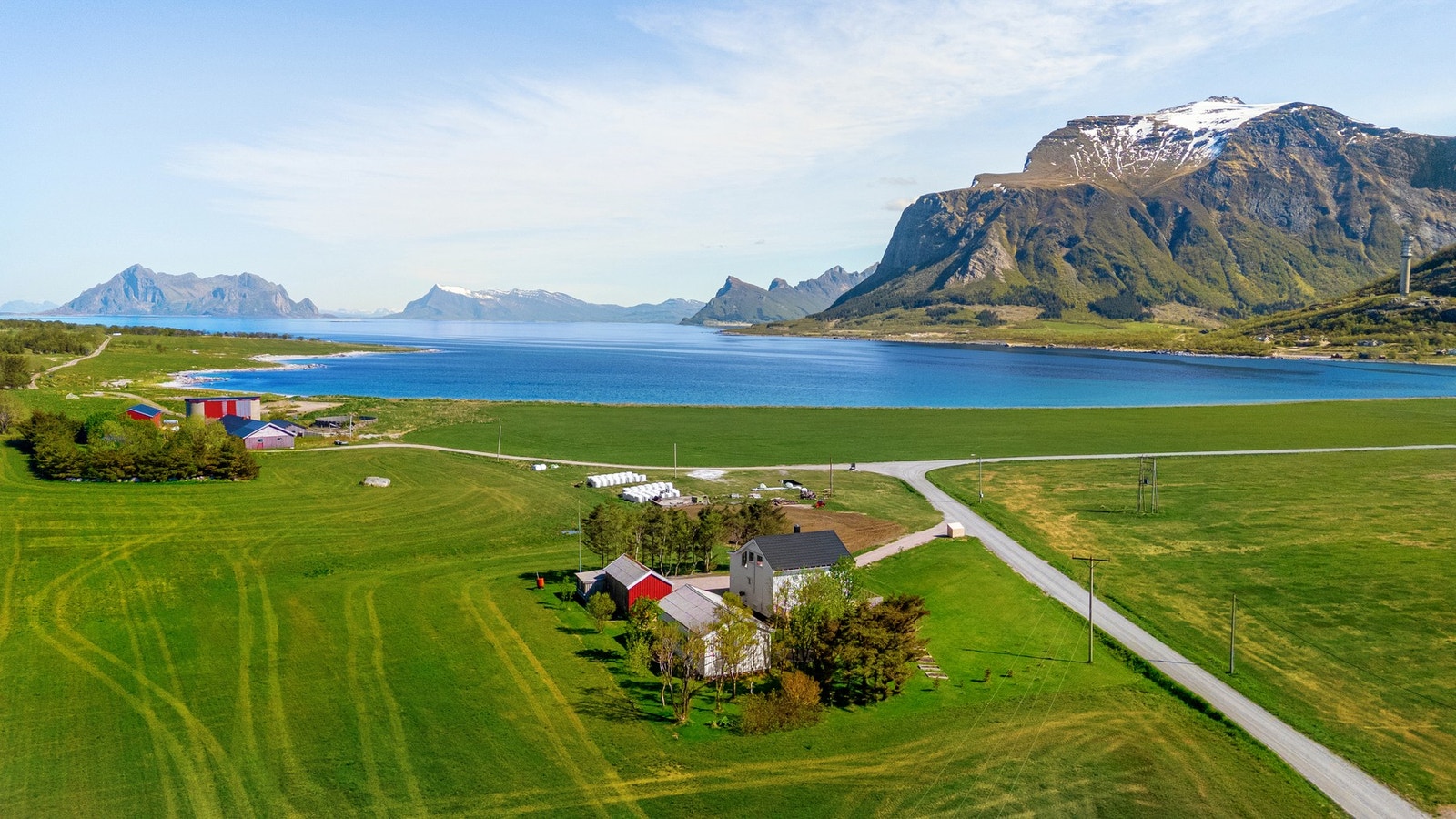 Stor eiendom på ca. 4,5 mål bestående av enebolig, tilleggsbolig og uthus/garasje Galleribilde