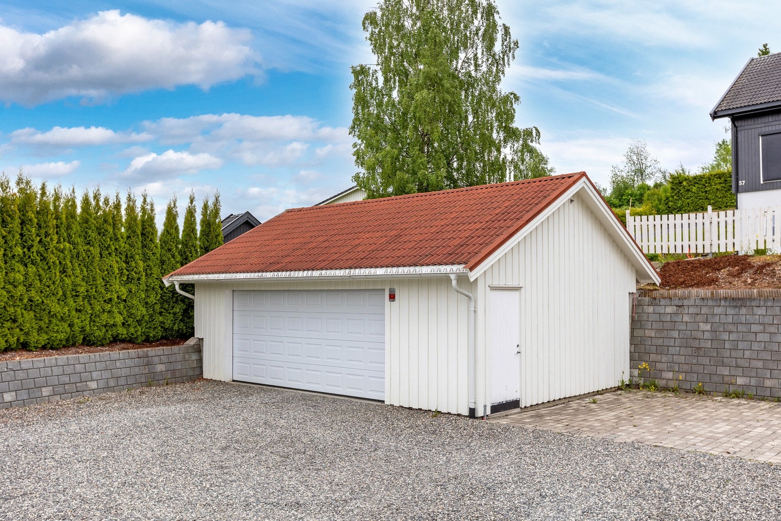Dobbel garasje med leddport og bodrom. Galleribilde