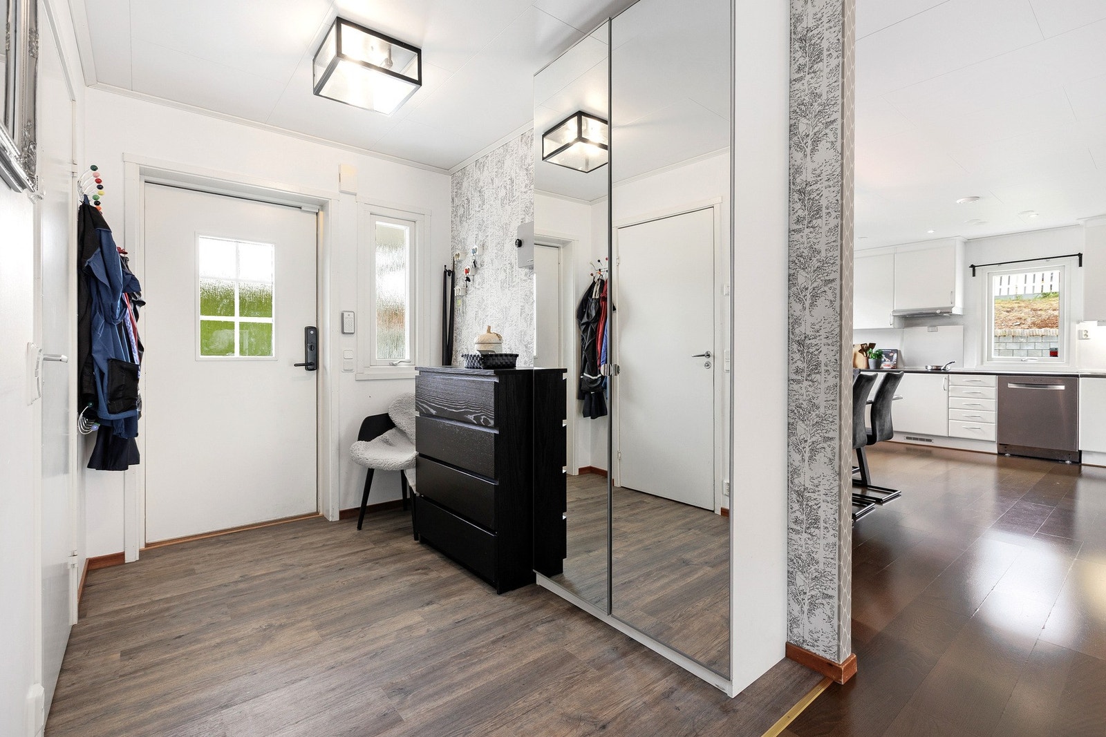 Entrè med stor garderobe med speildører. Galleribilde