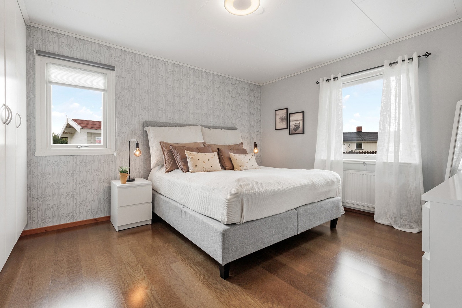 Hovedsoverom med plassbygd garderobeskap. Galleribilde