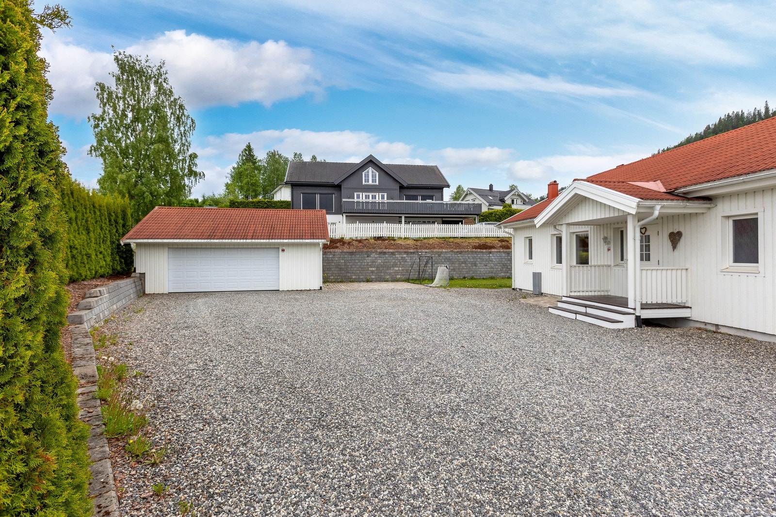 Stor gruset gårdsplass. Galleribilde