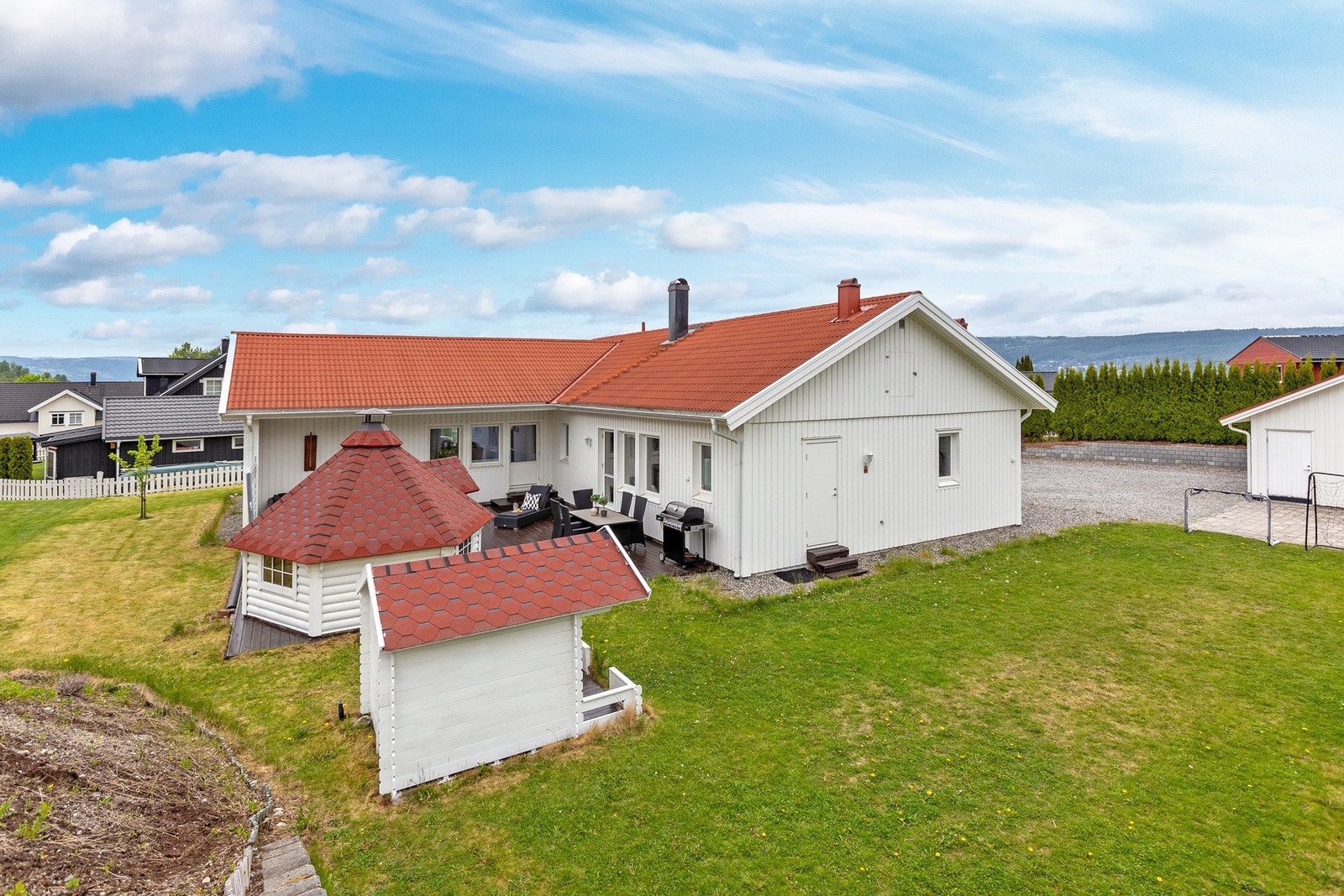 Eiendom fra 2012 med enebolig, dobbelgarasje, grillhytte, uthus og lekestue. Galleribilde