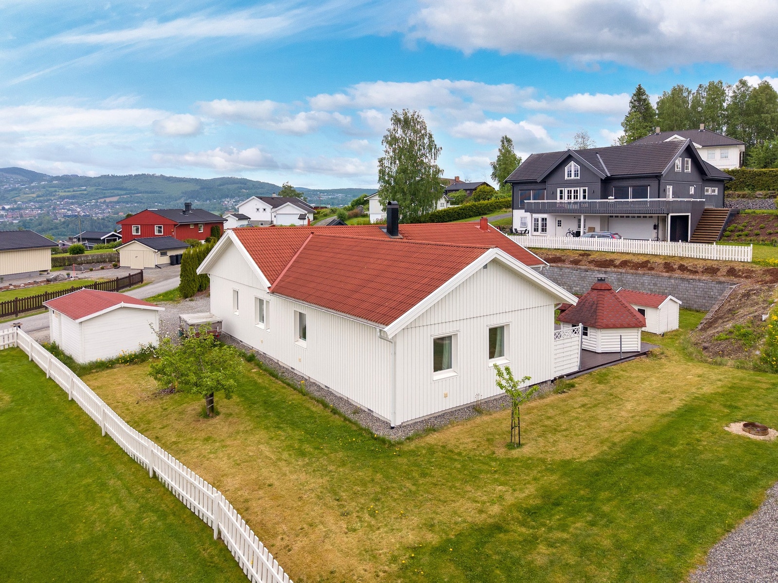 Romslig hage bak og på siden av huset. Galleribilde