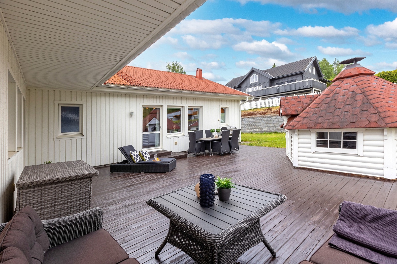 Direkte utgang til terrassen fra stuen. Galleribilde