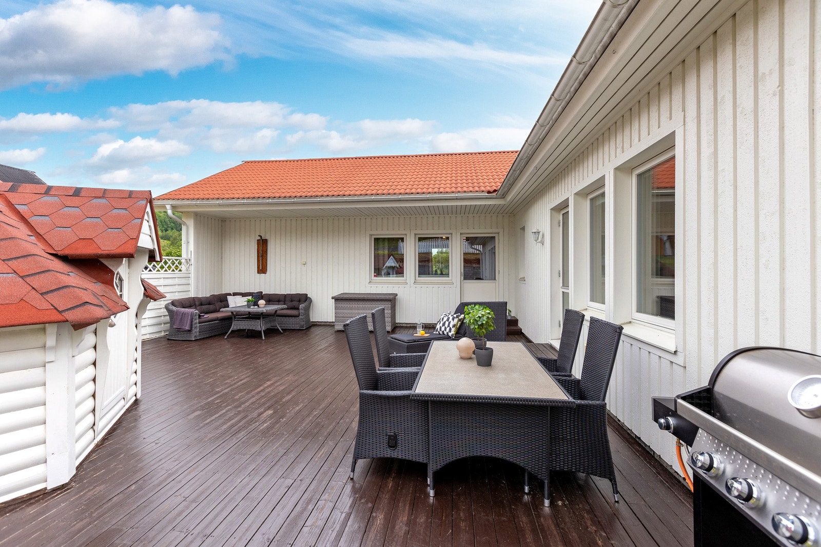 Stor og innbydende terrasse med flere møbleringsmuligheter. Galleribilde