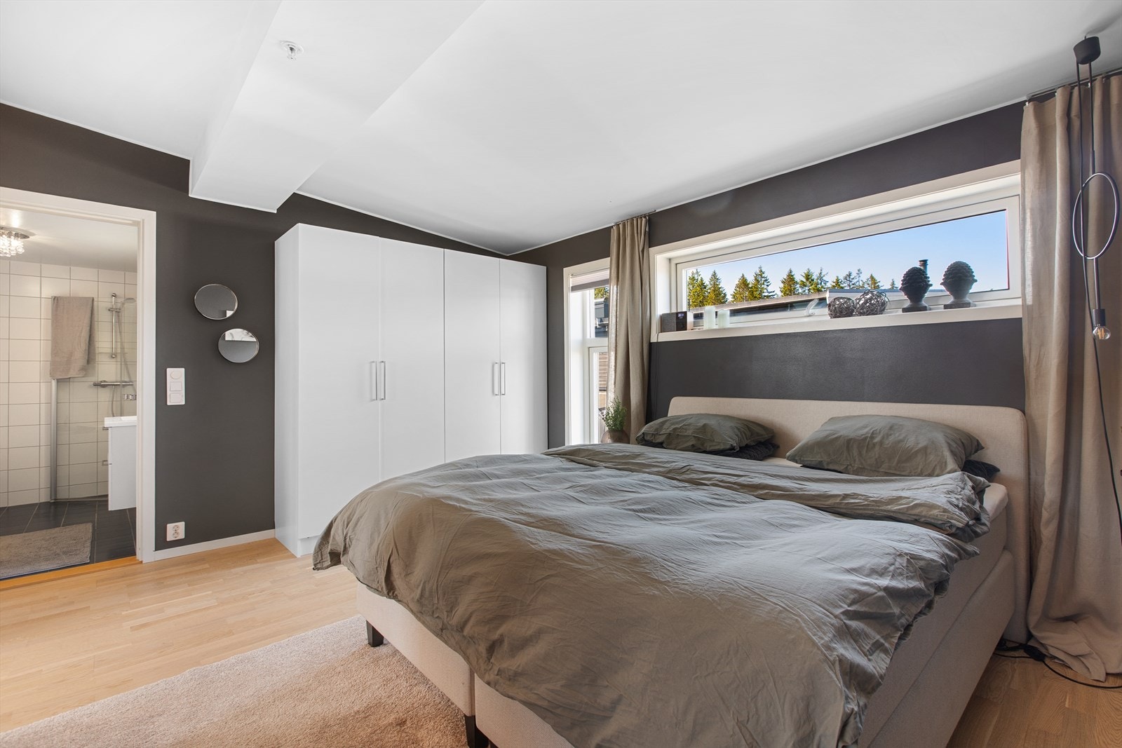 Takhøyden og planløsningen gir en luksusfølelse med direkte adkomst til eget bad og walk-in garderobe. Galleribilde