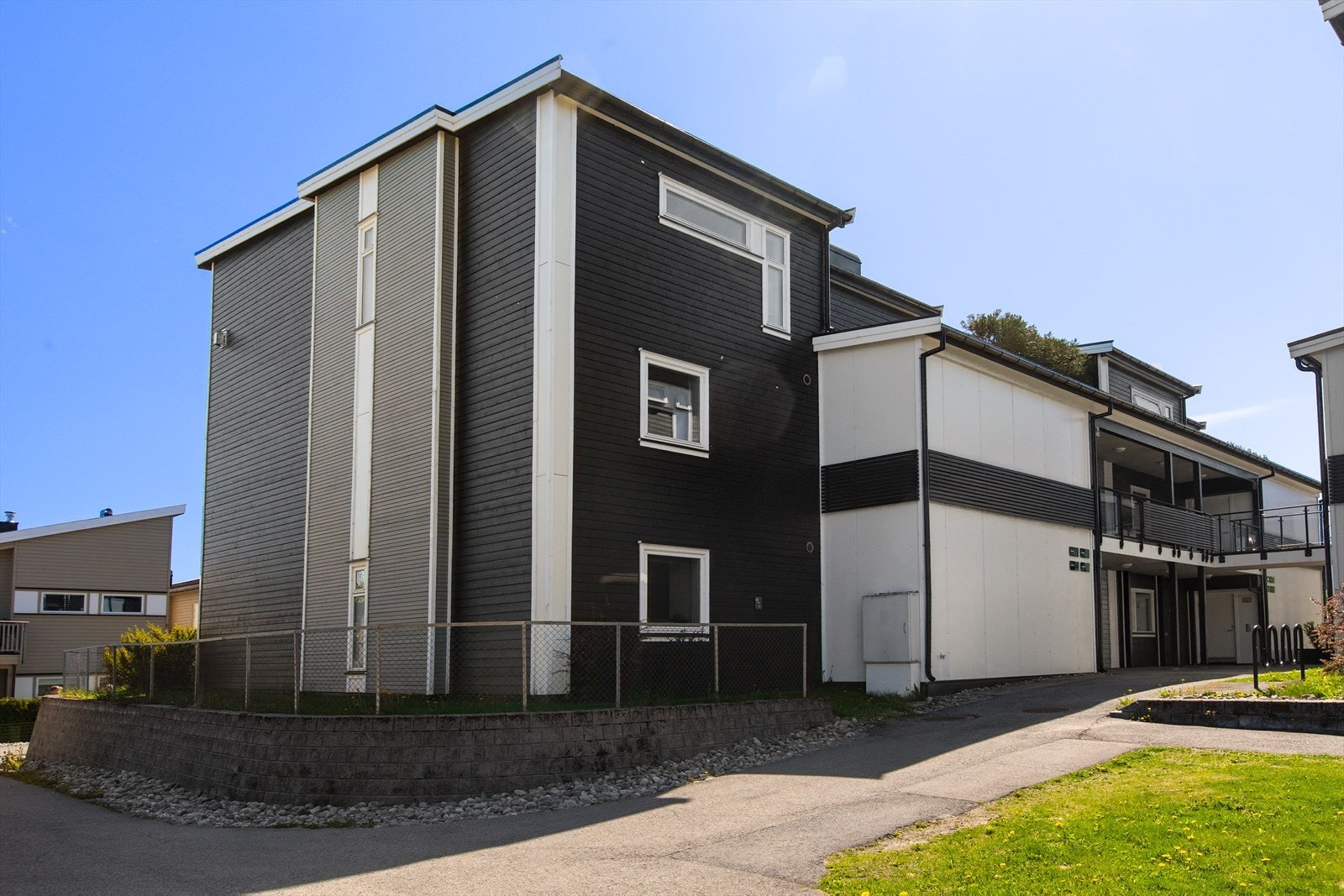 Bygget er fra 2015 og er en del av Vardefjellet Boligsameie. Galleribilde