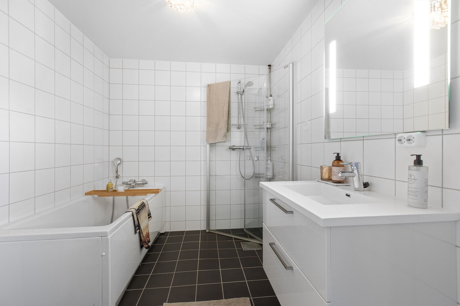 Badet i 3. etasje er tilknyttet hovedsoverommet og er utstyrt med både badekar og dusjhjørne med innfellbare dører. Galleribilde