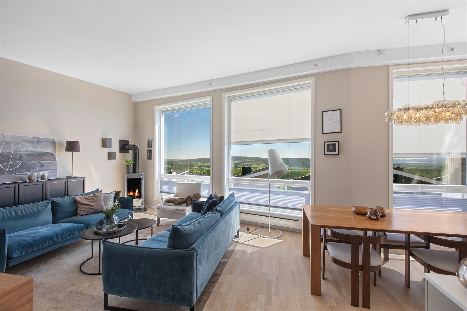 Stuen i toppetasjen har gassovn og god plass til både sofagruppe og spisebord. Galleribilde