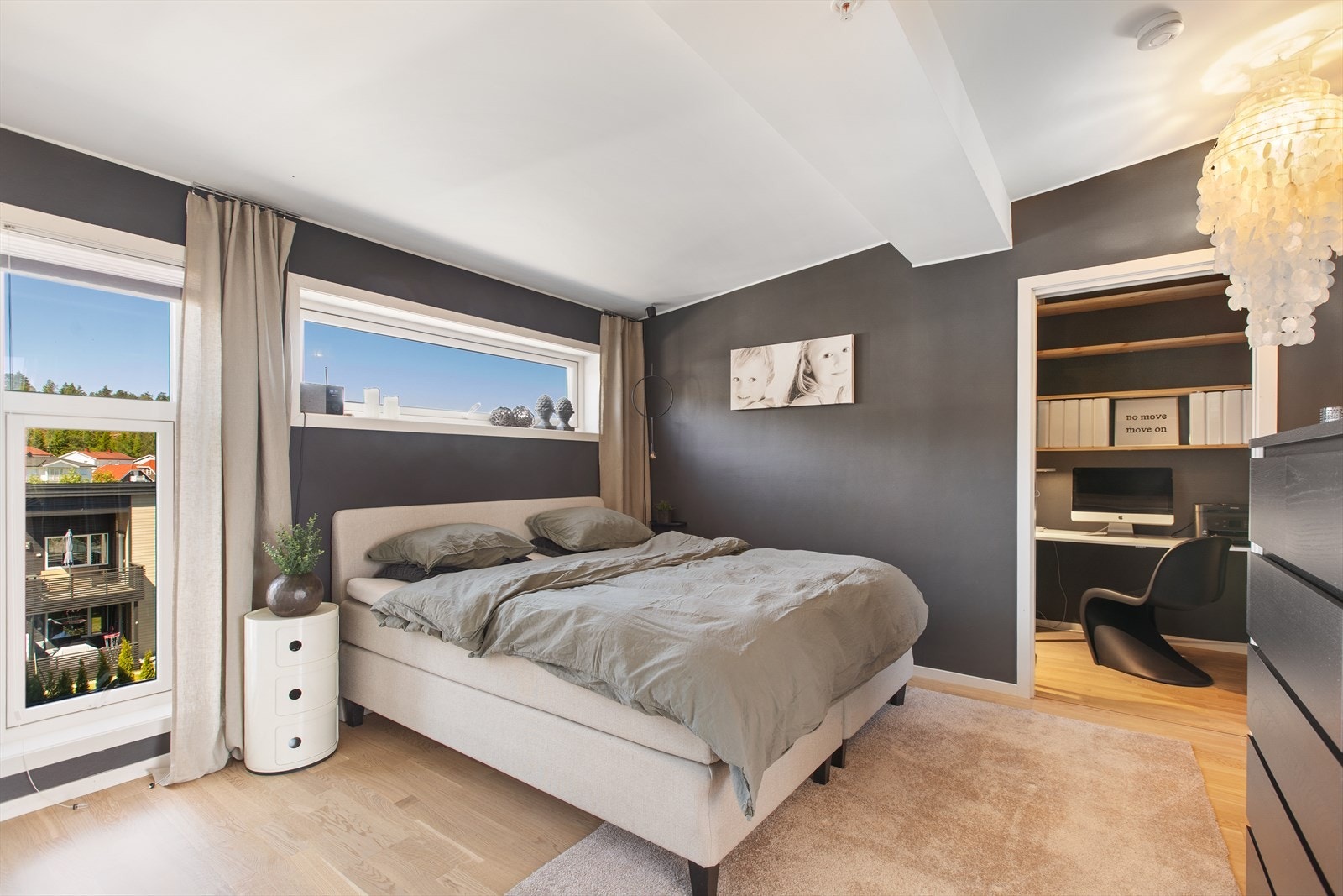 Soverom i 3. etasje med tilknyttet rom som kan innredes som kontor eller garderobe. Galleribilde