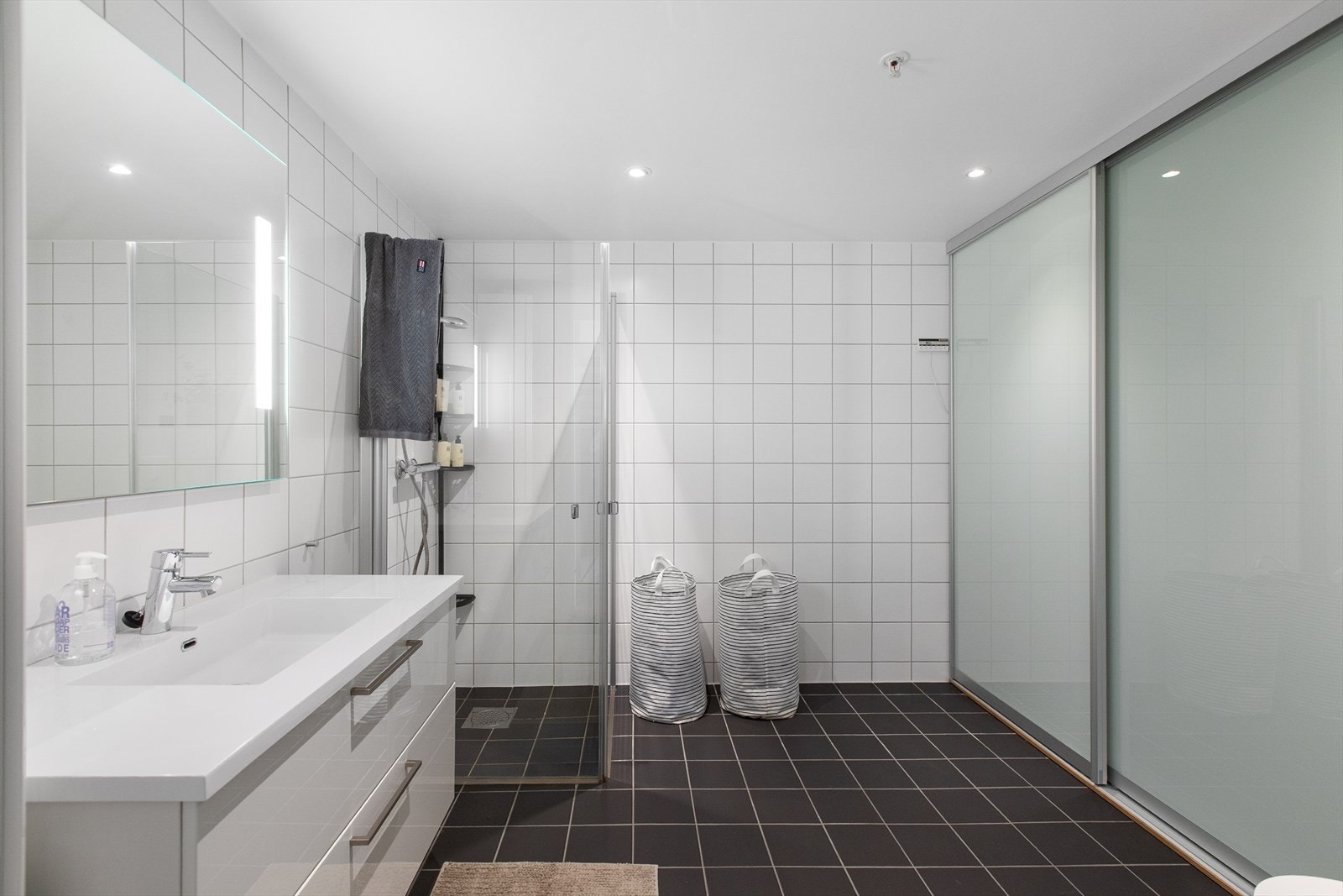 Badet har fliser på gulv og vegger, samt elektriske varmekabler. Galleribilde