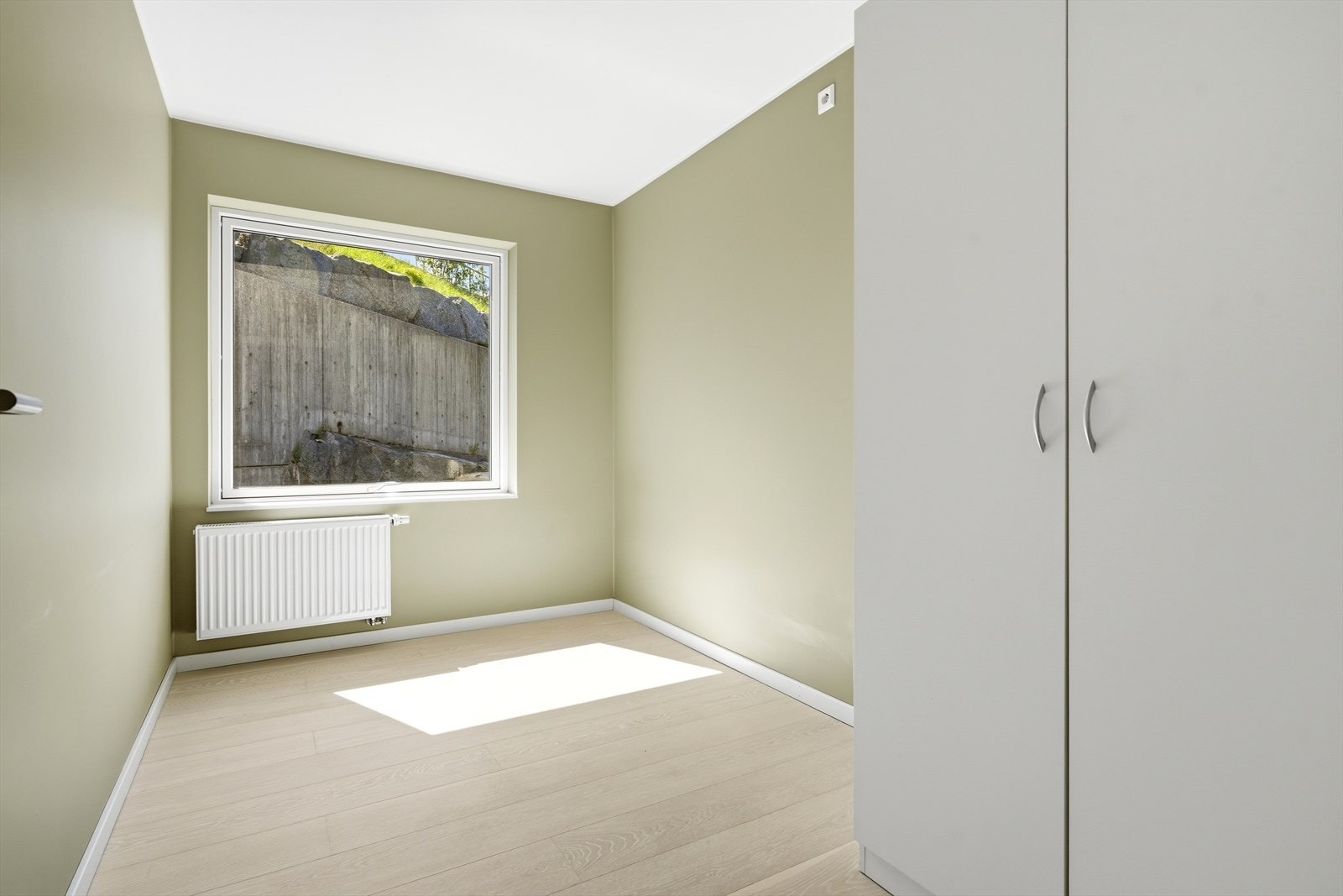 Leilighetens andre soverom passer godt som barnerom, gjesterom eller kontor. Galleribilde