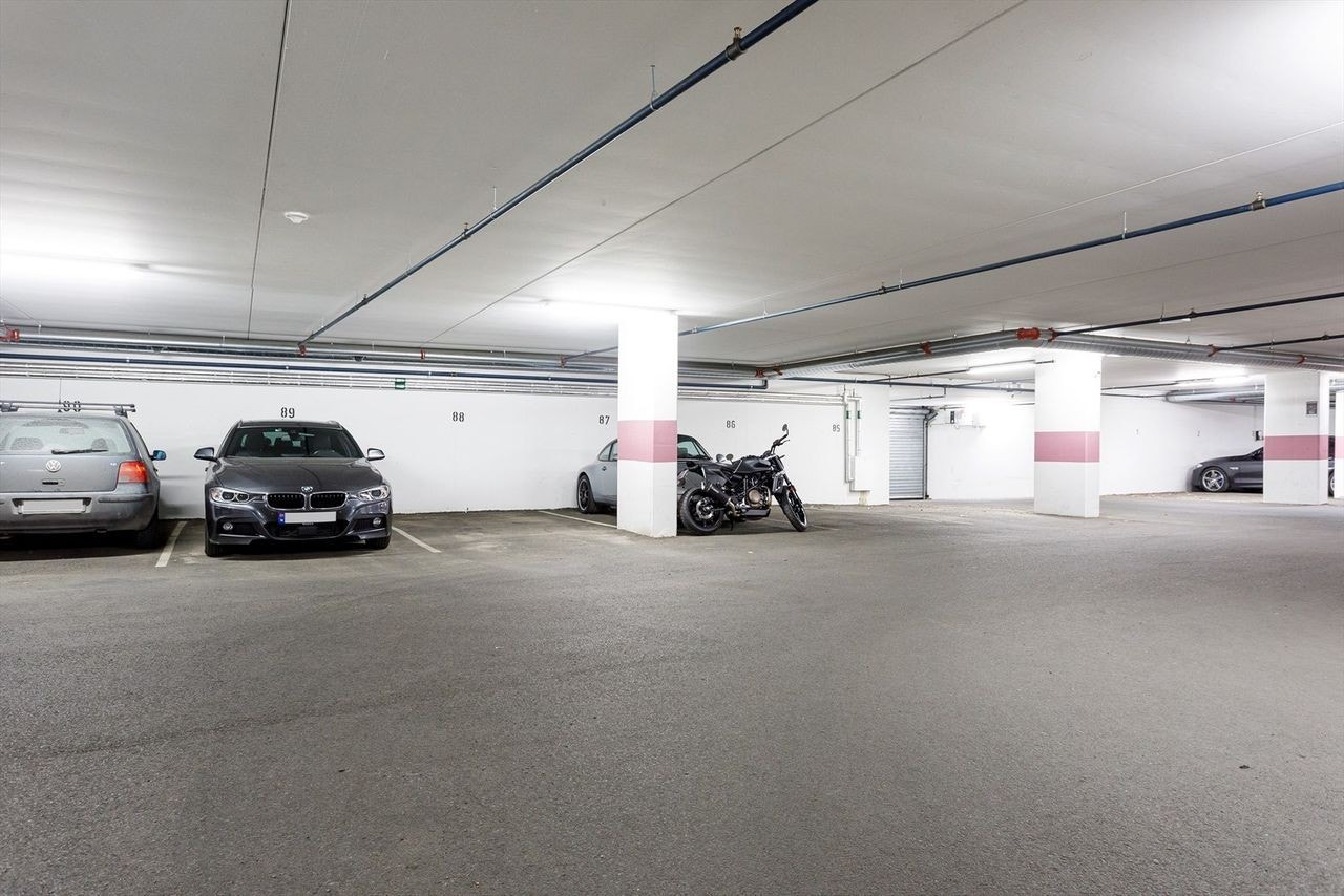 Det medfølger en garasjeplass i oppvarmet anlegg med heisadkomst Galleribilde