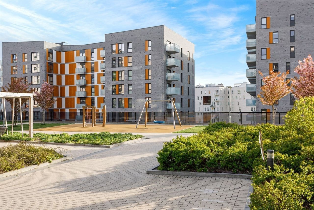 Boligen er beliggende i et nyere boligkompleks fra 2015. Galleribilde
