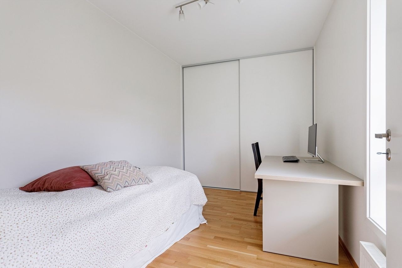 Soverom 2 med god plass til dobbeltseng. Skyvedørsgarderobe medfølger. Galleribilde