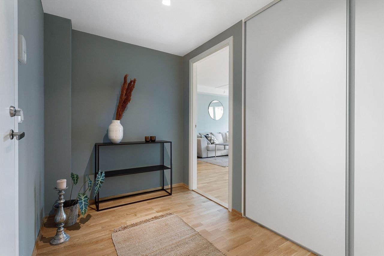 Romslig entrè/ gang med stor skyvedørsgarderobe. Galleribilde