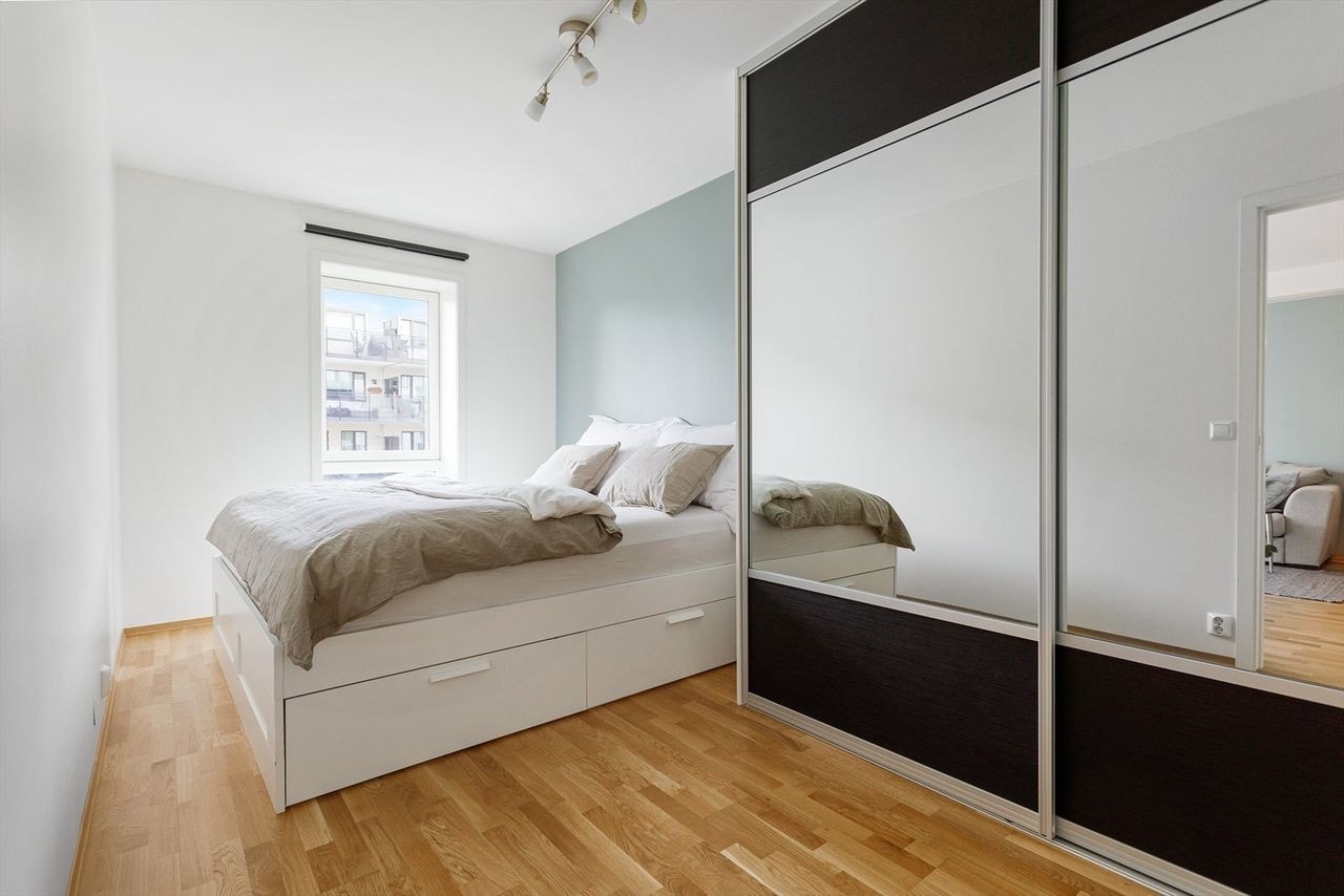Hovedsoverom med stor skyvedørsgarderobe. Galleribilde