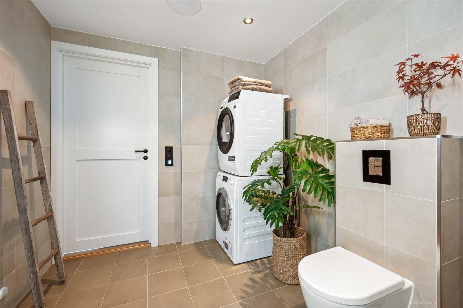 Badet er utstyrt med vegghengt toalett og har mekanisk avtrekk som del av boligens balanserte ventilasjon. Galleribilde
