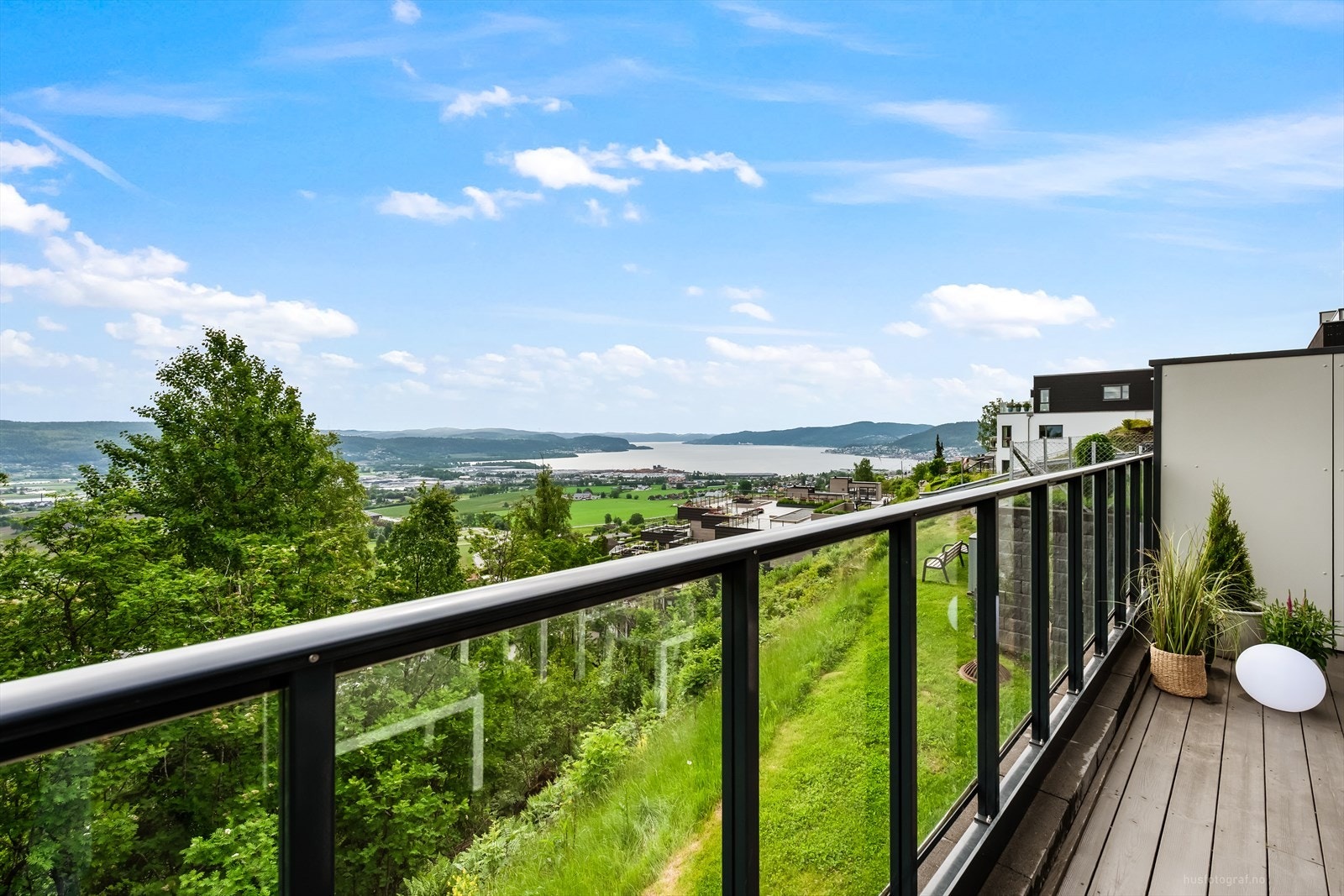 Fra balkongen har du flott utsikten over Lier og Drammensfjorden. Galleribilde